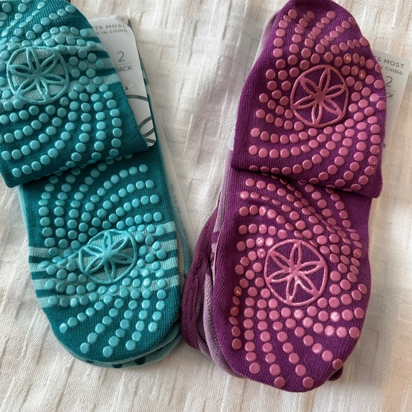 2x2 pack - Gaiam Yoga Socks - Picture 5 of 6